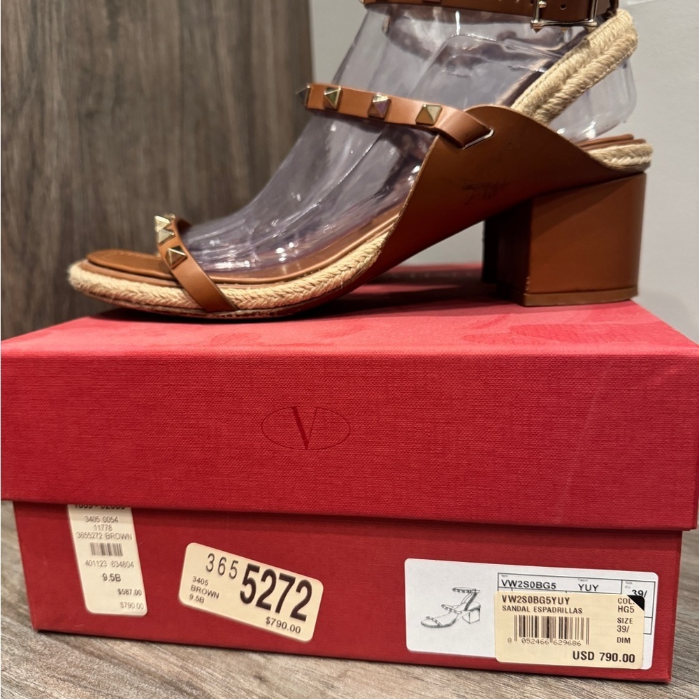 Valentino Garavani Rockstud Accent Leather T-Strap Sandal  39.5 - Picture 3 of 10
